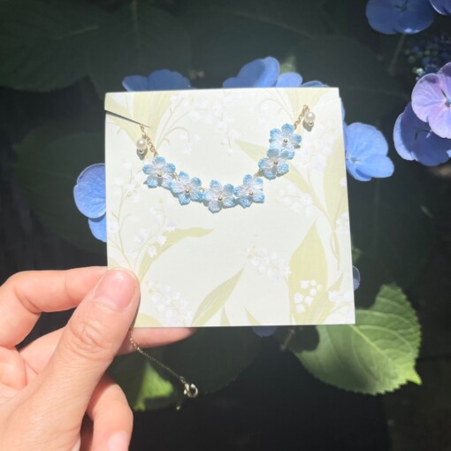 Gehaakte Vergeet-mij-nietjes Ketting – Handgeverfde Bloemen, Goudkleurig & Hypoallergeen