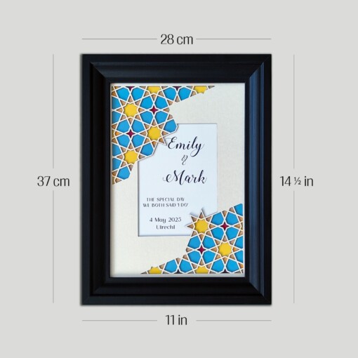 Gepersonaliseerde papercut wanddecoratie: trouwdatum en namen – modern huwelijkscadeau met geometrisch patroon in blauw en goud