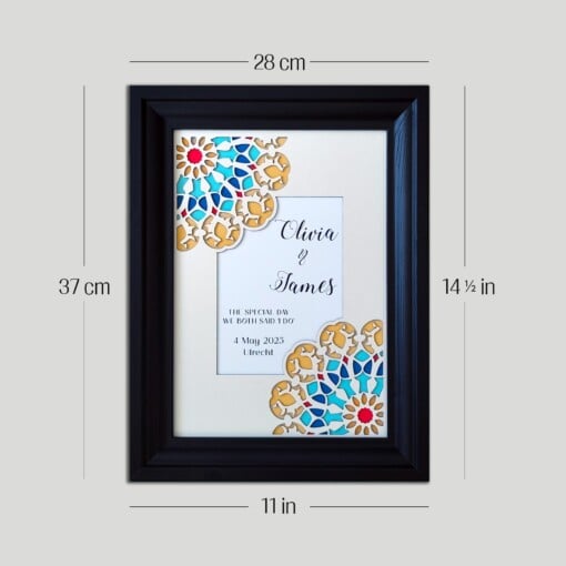 Gepersonaliseerde papercut wanddecoratie: trouwdatum en namen – stijlvol huwelijkscadeau met geometrisch bloemmotief