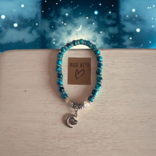 Handgemaakte edelsteen armband met schitterende blauwgroene kralen en een charmante maan- en hartbedel