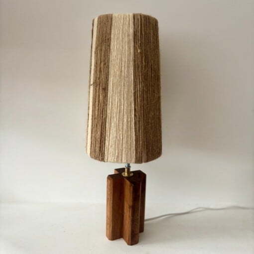 Handgemaakte lamp met stoere voet
