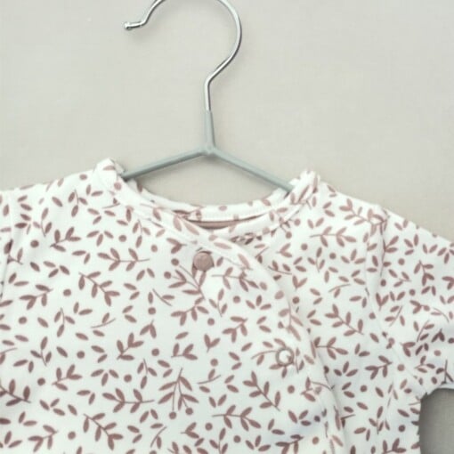 Herinneringshaasje van eerste babykleding