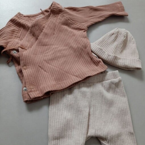 Herinneringshaasje van eerste babykleding