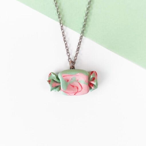 Ketting met groen en roze toffee snoepje