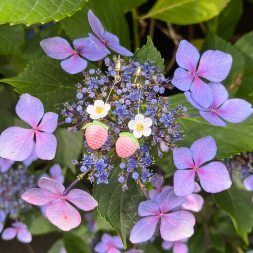 Micro Gehaakte Aardbei Oorbellen met Bloemetjes