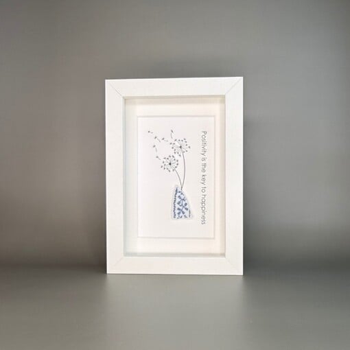 Positiviteit in Delfts Blauw – Handgemaakt Kunstwerk met Porseleinscherf