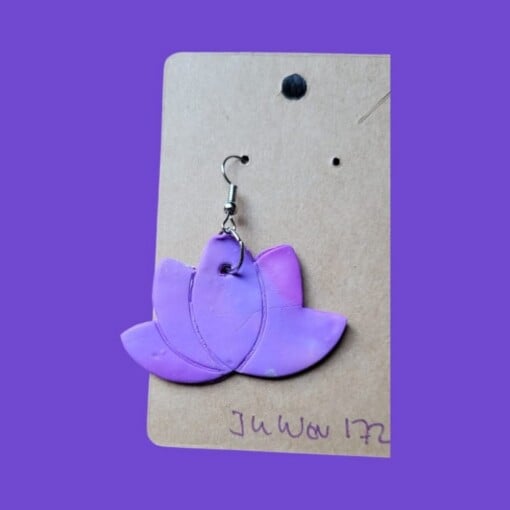 Set van drie, twee Oorbellen en een Ketting hanger Paars Lotus Polymeer Klei