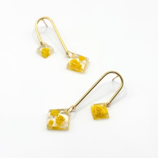 Asymmetrische Boogvormige Oorbellen met Echte Bloemen uit Amsterdam (Limoncello Romance)
