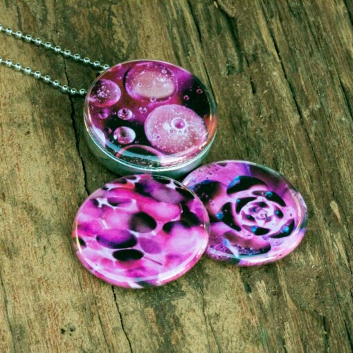 Fotomedaillon ketting/medaillon ketting met close up van olie bellen,en buitenaards aandoende bloemen, in pink tinten tinten. Roest vrij stalen ketting,rvs medaillon,roestvrij staal medaillon. Voor het dicht bij je dragen van je favoriete foto.