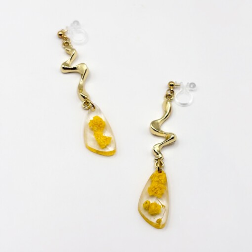 Gefacetteerde Liquid Drop Oorbellen met Echte Bloemen uit Amsterdam (Limoncello Romance)