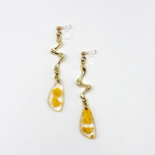 Gefacetteerde Liquid Drop Oorbellen met Echte Bloemen uit Amsterdam (Limoncello Romance)