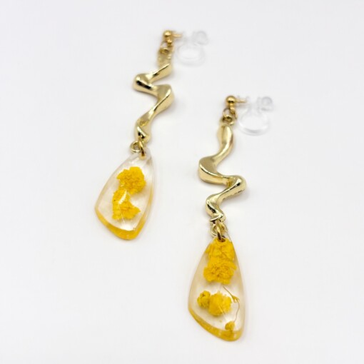 Gefacetteerde Liquid Drop Oorbellen met Echte Bloemen uit Amsterdam (Limoncello Romance)