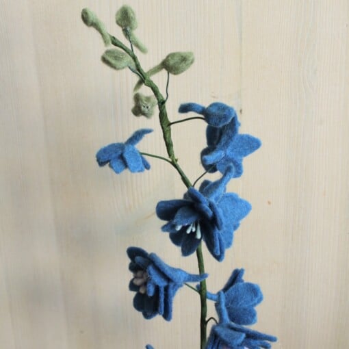 Vilten Ridderspoor blauw/paars/roze -handgemaakte bloem van wolvilt, duurzaam interieurcadeau