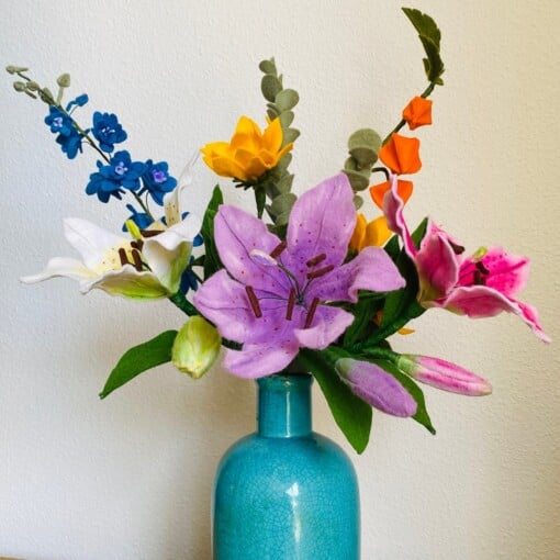 Vilten Ridderspoor blauw/paars/roze -handgemaakte bloem van wolvilt, duurzaam interieurcadeau