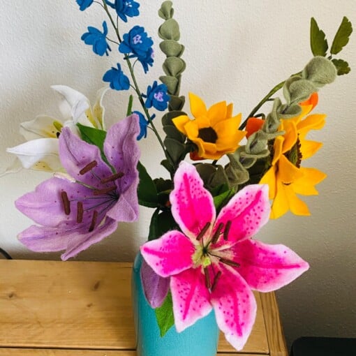 Vilten Ridderspoor blauw/paars/roze -handgemaakte bloem van wolvilt, duurzaam interieurcadeau