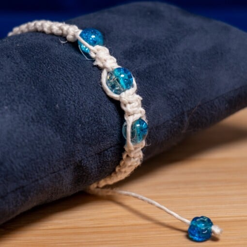 Hennep armband met crackle glaskralen - handgeknoopt & verstelbaar | Ocean Glow collectie