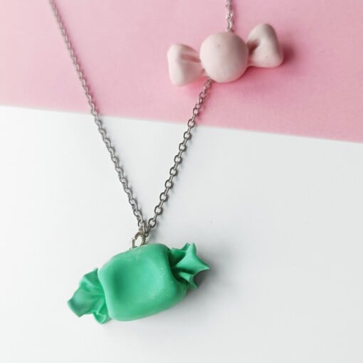 Ketting met 2 snoepjes in groen en roze
