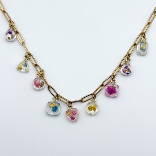 Kleurrijke Bedelketting met Bedels met Echte Bloemen uit Den Haag (Jardin d'Été)