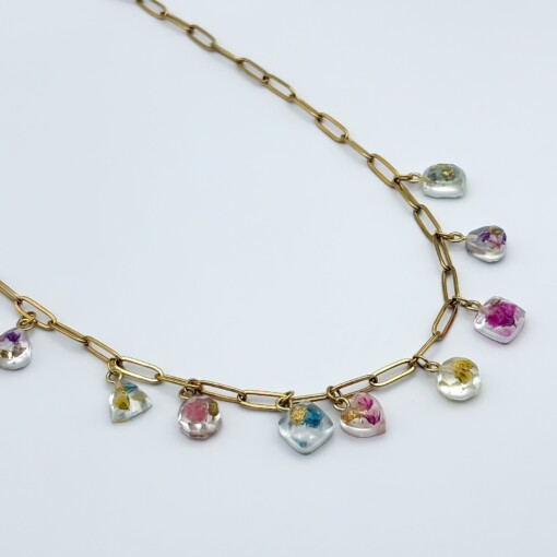 Kleurrijke Bedelketting met Bedels met Echte Bloemen uit Den Haag (Jardin d'Été)