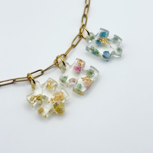 Kleurrijke Bedelketting met Puzzelstukjes Bedels met Echte Bloemen uit Den Haag (Jardin d'Été)