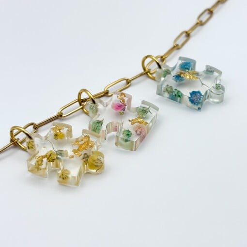 Kleurrijke Bedelketting met Puzzelstukjes Bedels met Echte Bloemen uit Den Haag (Jardin d'Été)