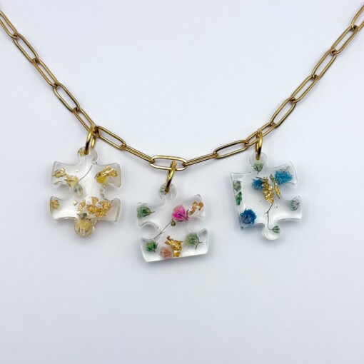 Kleurrijke Bedelketting met Puzzelstukjes Bedels met Echte Bloemen uit Den Haag (Jardin d'Été)