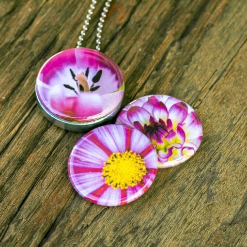 Foto medaillon ketting met 3 verschillende verwisselbare voorkanten met close up foto`s van roze paarse bloemen, binnen in komt de foto die je graag dicht bij je draagt