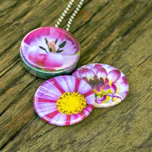 Foto medaillon ketting met 3 verschillende verwisselbare voorkanten met close up foto`s van roze paarse bloemen, binnen in komt de foto die je graag dicht bij je draagt