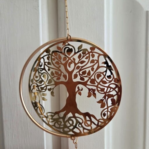 Suncatcher met goudkleurige levensboom en twee prismasterren.