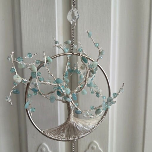 Suncatcher met maan en aquamarijn en delicate levensboom.