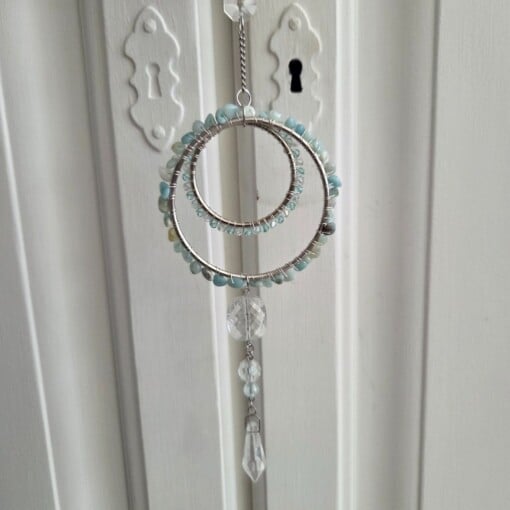 Suncatcher met maan en aquamarijn en delicate levensboom.