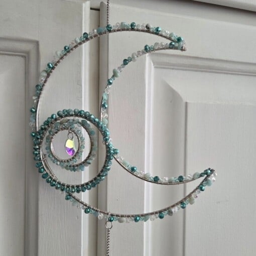 Suncatcher met maan en aquamarijn en delicate levensboom.