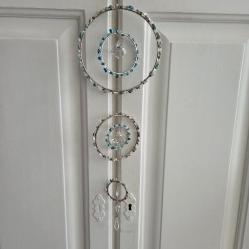 Suncatcher met turquoise en kleine schelpjes.