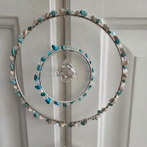 Suncatcher met turquoise en kleine schelpjes.