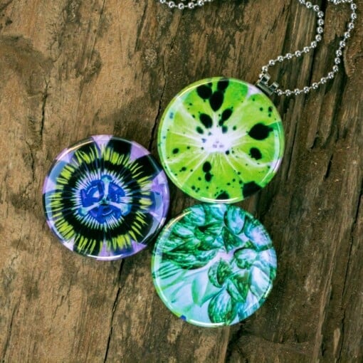 Fotomedaillon ketting met drie verschillende verwisselbare voorkanten met close up foto`s van buitenaards aandoende bloemen,nachtbloemen Voor het dicht bij je dragen van je favoriete foto.