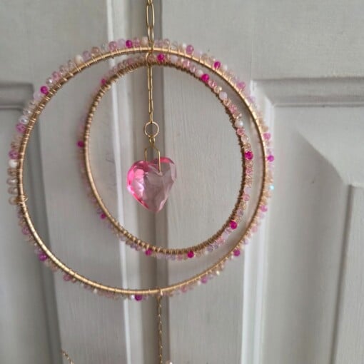 Unieke suncatcher met rozenkwarts en fijn gedraaide levensboom.