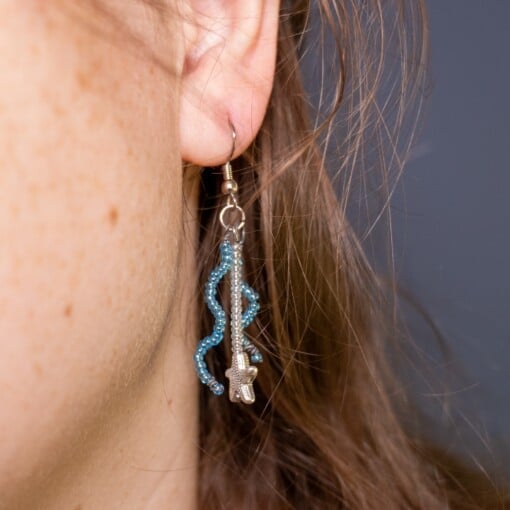 Zeester oorbellen - lichtgewicht & handgemaakt met blauwe glaskralen | Ocean Glow collectie