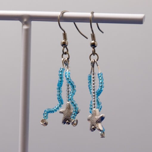 Zeester oorbellen - lichtgewicht & handgemaakt met blauwe glaskralen | Ocean Glow collectie