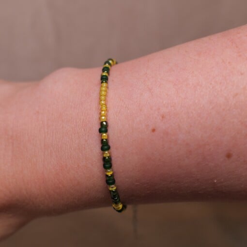Armband van groene en gele rocailles met zilverkleurige sluiting