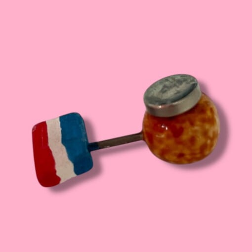 Broche van keramiek: bitterbal
