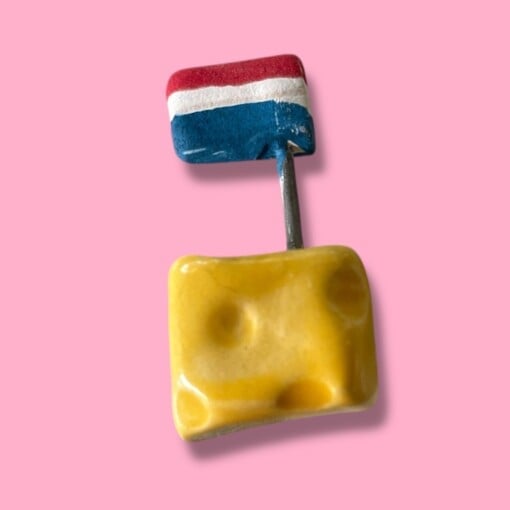 Broche van keramiek: blokje kaas
