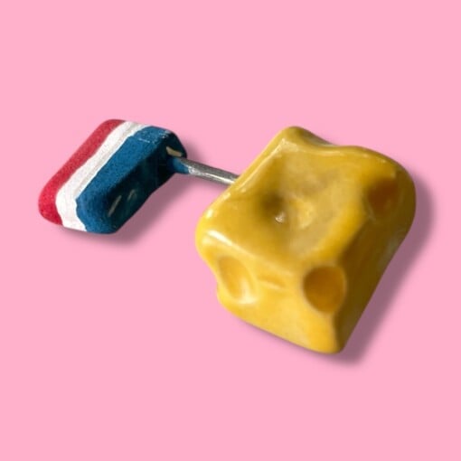 Broche van keramiek: blokje kaas