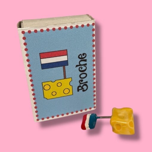 Broche van keramiek: blokje kaas