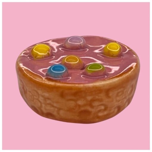 Broche van keramiek: confetti koek