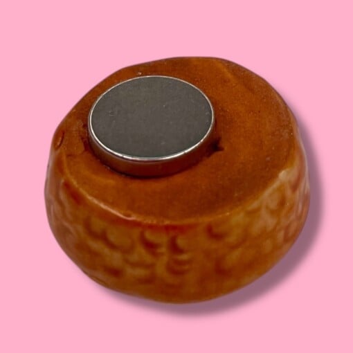 Broche van keramiek: confetti koek