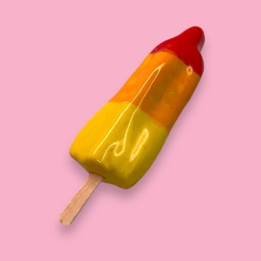 Broche van keramiek: raketijsje