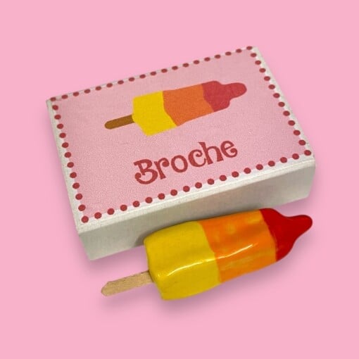 Broche van keramiek: raketijsje