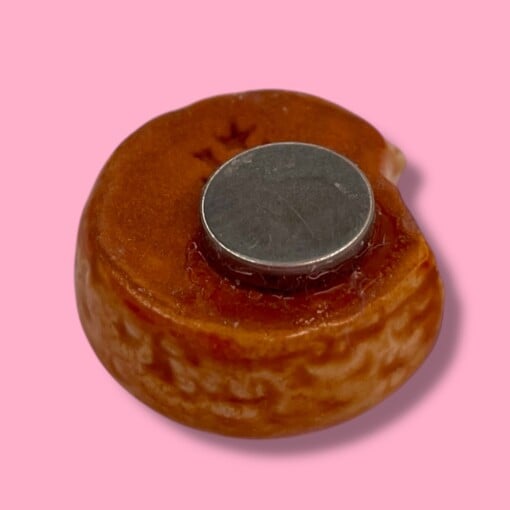 Broche van keramiek: roze koek