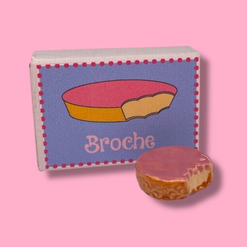 Broche van keramiek: roze koek