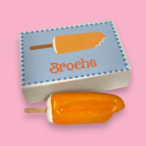Broche van keramiek: splitijsje